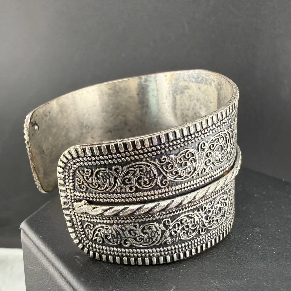 Vintage Chunky Cuff Bracelet‎ Silver Tone Embossed 7